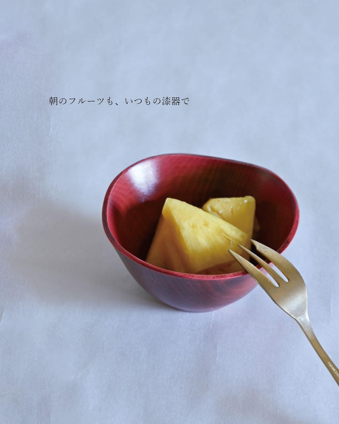 いつもの一品が映える、花びらのような山中漆器ボウル｜Rin ボウルS ベリー | 2枚目